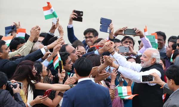 इस दौरान उन्होंने अपने संबोधन की शुरुआत नमस्ते से की, इस पर वहां मौजूद भारतीयों ने 'मोदी-मोदी' के नारे लगाए। (फोटो: एपी)