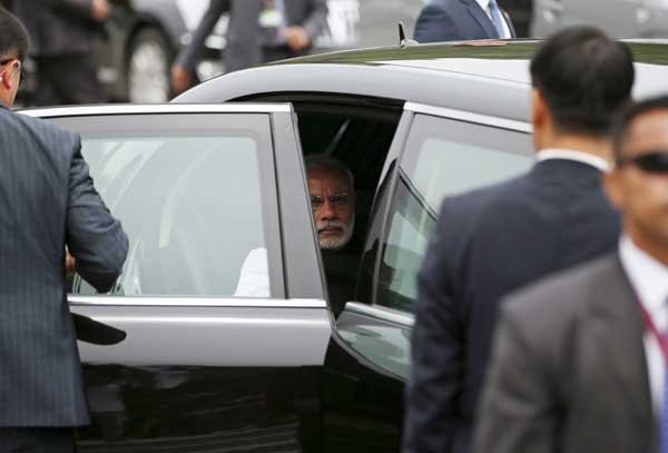 स्वागत के बाद मोदी ने कोरियाई राष्ट्रपति राष्ट्रपति पार्क ग्युन हाय से मुलाकात की। (फोटो: एपी)