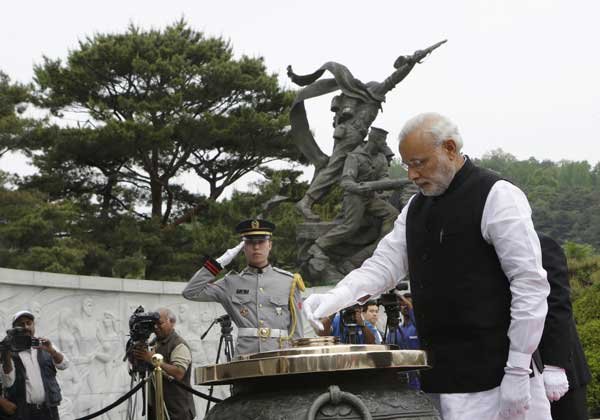 रास्ता कठिन है लेकिन मैं विकास नाम की जड़ी बूटी लेकर चल पड़ा हूं और इससे देश का मूड बदल रहा है। भारत ने समस्या का हल खोज लिया है।'' (फोटो: एपी)