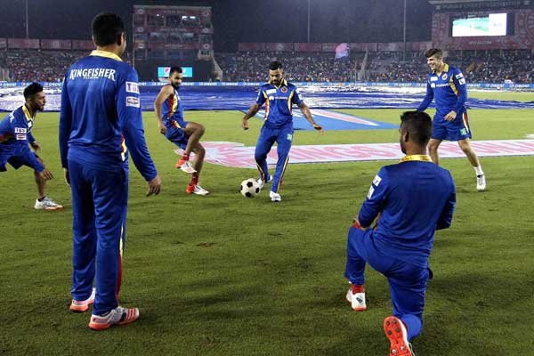 मनदीप ने आते ही चौका जड़ा और फिर रिषि धवन की गेंद पर एक रन के साथ 5.1 ओवर में टीम के 50 रन पूरे किए। मनदीप ने अक्षर पर चौका जड़ा लेकिन इस स्पिनर ने इसी ओवर में एबी डिविलियर्स (10) को शार्ट फाइन लेग पर हेंड्रिक्स के हाथों कैच कराके आरसीबी को तीसरा झटका दिया। आरसीबी को अंतिम तीन ओवर में जीत के लिए 38 रन की दरकार थी लेकिन टीम 15 रन ही जोड़ पाई। हेनड्रिक्स ने दिनेश कार्तिक (2) को लांग आन पर डेविड मिलर के हाथों कैच कराया जबकि मनदीप भी अक्षर की गेंद को मिलर के हाथों में खेल गए जिससे टीम की रही सही उम्मीद भी टूट गई। (फोटो: भाषा)