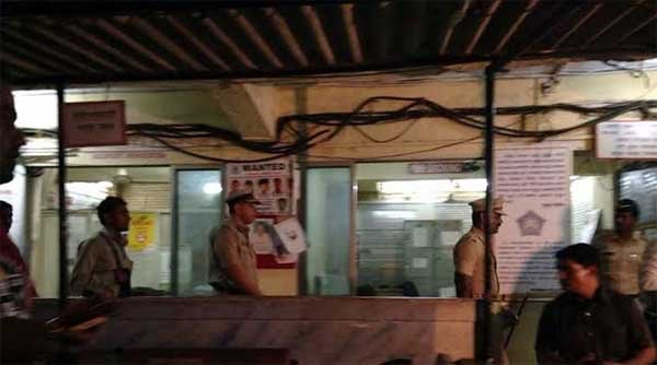 मुंबई के उपनगर सांताक्रूज पूर्व स्थित वकोला थाना के वरिष्ठ पुलिस निरीक्षक विलास जोशी (53)और उनके सहायक उप-निरीक्षक दिलीप शिकरे के बीच ड्यूटी में गैरहाजिरी को लेकर विवाद हो गया, जिसके बाद दिलीप ने उग्र होकर अपने वरिष्ठ अधिकारी पर अपने सर्विस रिवॉल्वर से गोलियां चला दीं। (फोटो: रोहित आलोक)