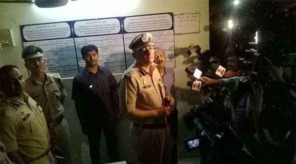 विलास को पीठ और पेट में तीन गोलियां लगीं। इसके बाद शिकरे ने विलास के अर्दली बाबासाहेब अहिर पर भी गोली चलाई, जो उसकी जांघ में लगी। इससे पहले की थाने में मौजूद दूसरे पुलिसकर्मी हरकत में आते, शिकरे ने खुद को भी गोली मार ली, जिससे मौके पर ही उसकी मौत हो गई। (फोटो: वसंत प्रभु)