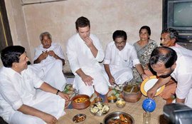 राहुल गांधी, राहुल गांधी मछली, राहुल गांधी मछुआरों के साथ, मछुआरों की कॉलोनी, राहुल गांधी मछली का जायका, राहुल गांधी सेल्फी, केरल, केरल के त्रिशूर जिले, राहुल गांधी केरल में, Rahul Gandhi, Rahul Gandhi Fishermen, Fishermen in Kerala, Rahul Gandhi Selfie, Rahul Gandhi in Kerala, Congress