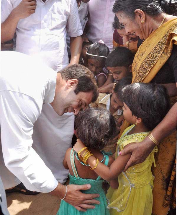 राहुल गांधी, राहुल गांधी मछुआरों के साथ, राहुल गांधी मछली, मछुआरों की कॉलोनी, राहुल गांधी सेल्फी, केरल, केरल के त्रिशूर जिले, राहुल गांधी केरल में, Rahul Gandhi, Rahul Gandhi Fishermen, Fishermen in Kerala, Rahul Gandhi Selfie, Rahul Gandhi in Kerala, Congress