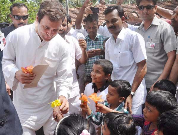 राहुल गांधी, राहुल गांधी मछुआरों के साथ, राहुल गांधी मछली, मछुआरों की कॉलोनी, राहुल गांधी सेल्फी, केरल, केरल के त्रिशूर जिले, राहुल गांधी केरल में, Rahul Gandhi, Rahul Gandhi Fishermen, Fishermen in Kerala, Rahul Gandhi Selfie, Rahul Gandhi in Kerala, Congress