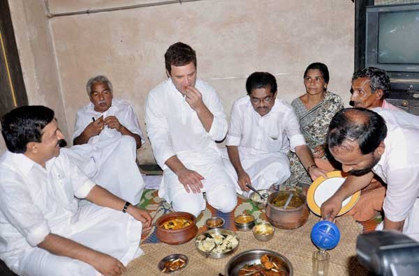राहुल गांधी, राहुल गांधी मछुआरों के साथ, राहुल गांधी मछली, मछुआरों की कॉलोनी, राहुल गांधी सेल्फी, केरल, केरल के त्रिशूर जिले, राहुल गांधी केरल में, Rahul Gandhi, Rahul Gandhi Fishermen, Fishermen in Kerala, Rahul Gandhi Selfie, Rahul Gandhi in Kerala, Congress