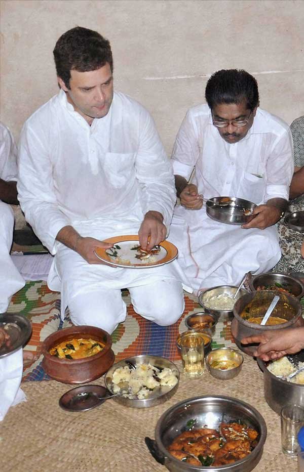 राहुल गांधी, राहुल गांधी मछुआरों के साथ, राहुल गांधी मछली, मछुआरों की कॉलोनी, राहुल गांधी सेल्फी, केरल, केरल के त्रिशूर जिले, राहुल गांधी केरल में, Rahul Gandhi, Rahul Gandhi Fishermen, Fishermen in Kerala, Rahul Gandhi Selfie, Rahul Gandhi in Kerala, Congress