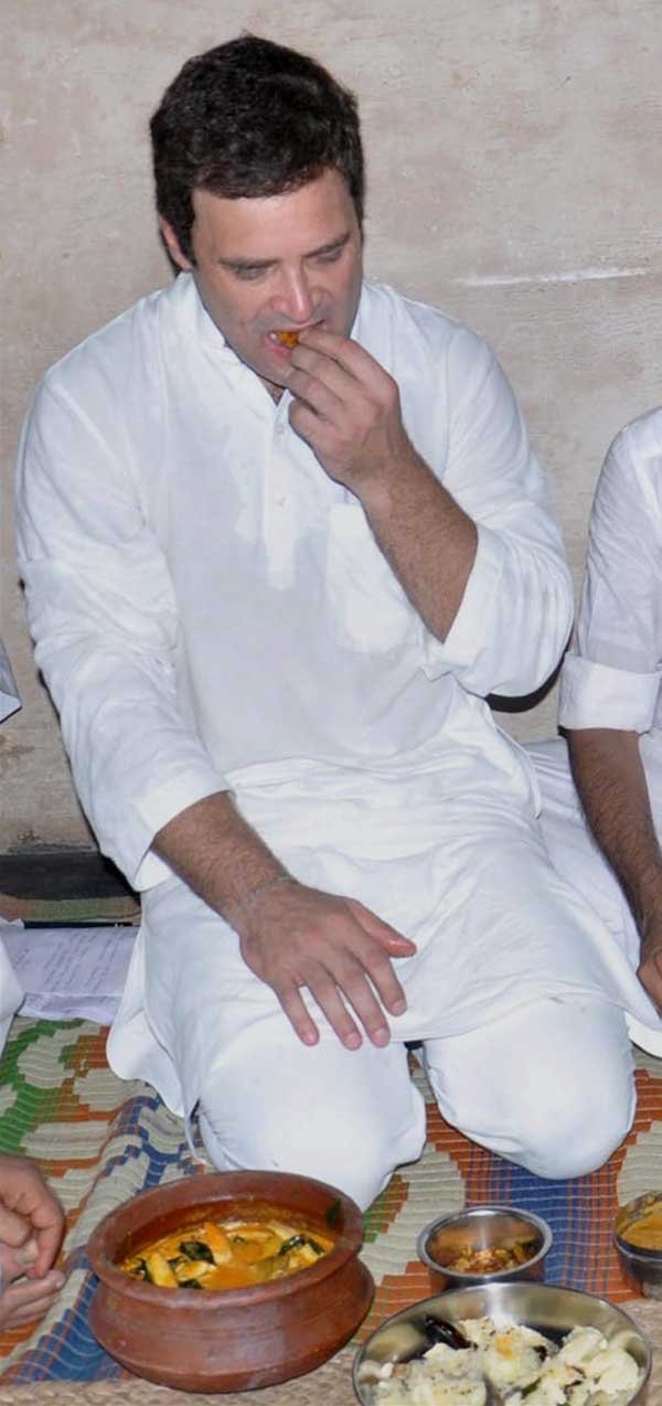 राहुल गांधी, राहुल गांधी मछुआरों के साथ, राहुल गांधी मछली, मछुआरों की कॉलोनी, राहुल गांधी सेल्फी, केरल, केरल के त्रिशूर जिले, राहुल गांधी केरल में, Rahul Gandhi, Rahul Gandhi Fishermen, Fishermen in Kerala, Rahul Gandhi Selfie, Rahul Gandhi in Kerala, Congress