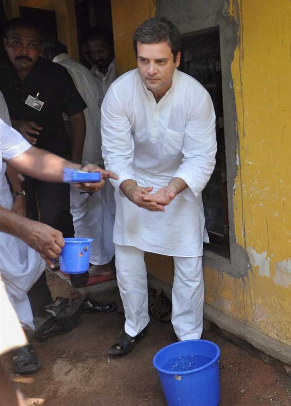 राहुल गांधी, राहुल गांधी मछुआरों के साथ, राहुल गांधी मछली, मछुआरों की कॉलोनी, राहुल गांधी सेल्फी, केरल, केरल के त्रिशूर जिले, राहुल गांधी केरल में, Rahul Gandhi, Rahul Gandhi Fishermen, Fishermen in Kerala, Rahul Gandhi Selfie, Rahul Gandhi in Kerala, Congress
