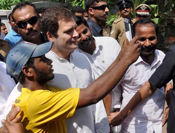 राहुल गांधी, राहुल गांधी मछुआरों के साथ, राहुल गांधी मछली, मछुआरों की कॉलोनी, राहुल गांधी सेल्फी, केरल, केरल के त्रिशूर जिले, राहुल गांधी केरल में, Rahul Gandhi, Rahul Gandhi Fishermen, Fishermen in Kerala, Rahul Gandhi Selfie, Rahul Gandhi in Kerala, Congress