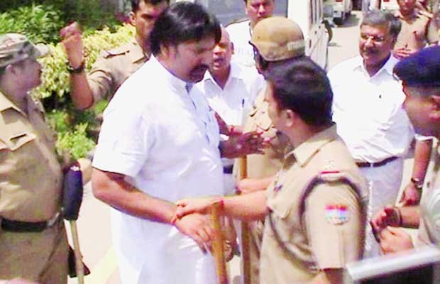 पतंजलि फूड पार्क: रामदेव के भाई रामभरत से पुलिस कर रही सवाल