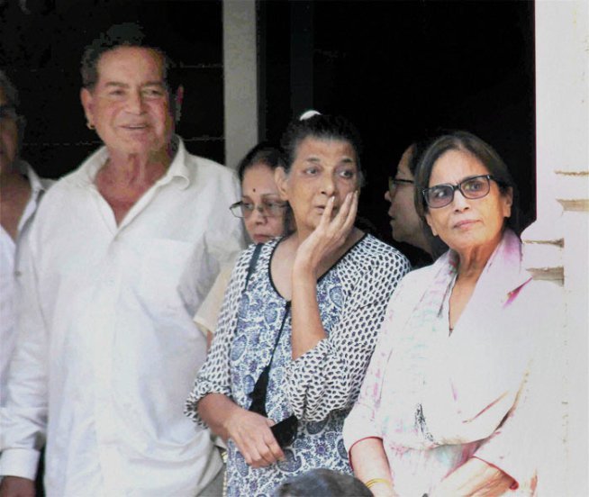 वर्ष 2002 में बम्बई उच्च न्यायालय ने जनहित याचिका पर फैसला सुनाते हुए सलमान को हादसे में मारे गए व्यक्ति के परिवार को 10 लाख और गंभीर घायलों को 3 लाख तथा अन्य को डेढ़ लाख रुपये का अंतिम मुआवजा देने का आदेश दिया। (फोटो: भाषा)
