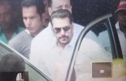 हिट एंड रन केस: सलमान की 5 साल की सज़ा से कौन ख़ुश, कौन निराश, दें अपनी राय