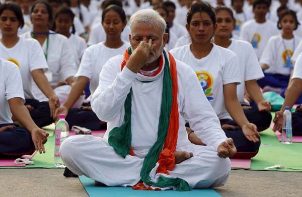 अंतर्राष्ट्रीय योग दिवस, प्रधानमंत्र नरेंद्र मोदी, विश्व योग दिवस, राजपथ पर योग दिवस, नरेंद्र मोदी योगासन, Internatinal Yoga Day, PM Narendra Modi, World Yoga Day, Rajpath Yoga Day, Narendra Modi Yoga, Happy Yoga Day, Yoga Day News, Narendra Modi News