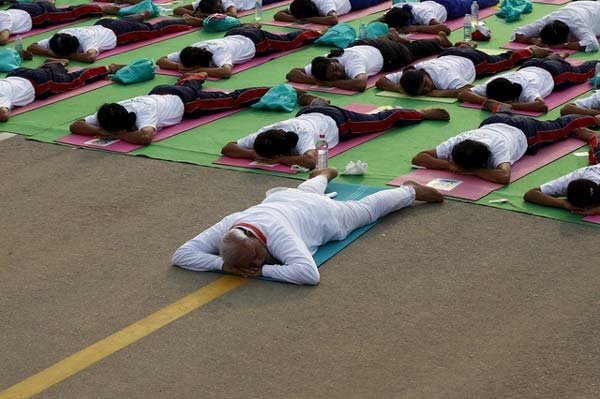 अंतर्राष्ट्रीय योग दिवस, प्रधानमंत्र नरेंद्र मोदी, विश्व योग दिवस, राजपथ पर योग दिवस, नरेंद्र मोदी योगासन, Internatinal Yoga Day, PM Narendra Modi, World Yoga Day, Rajpath Yoga Day, Narendra Modi Yoga, Happy Yoga Day, Yoga Day News, Narendra Modi News