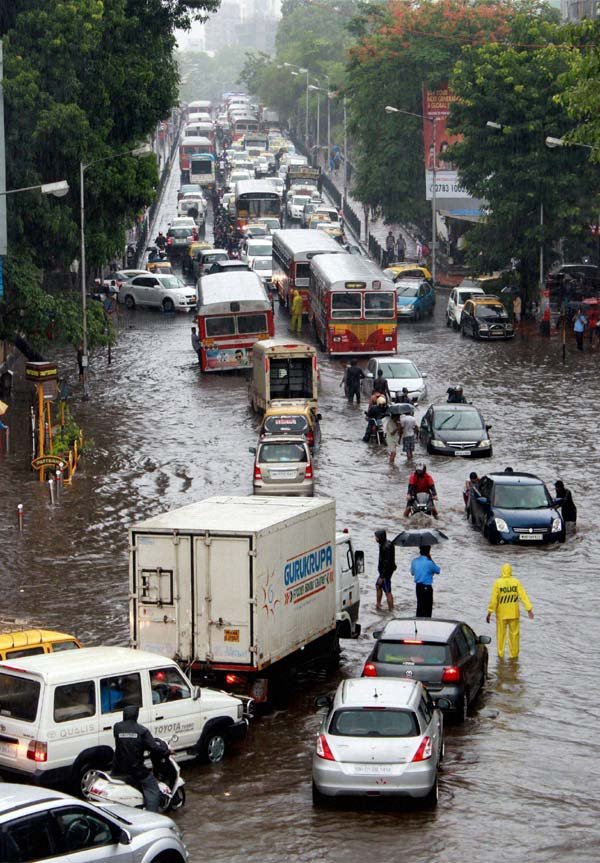मुंबई बारिश, मुंबई में बारिश, मुंबई में भारी बारिश, मुंबई की बारिश, mumbai rains, mumbai rains today live, mumbai rains today, mumbai rains forecast, mumbai rains today trains, mumbai rains news, mumbai rains today photos, heavy rain in mumbai today, mumbai rains today news, mumbai news, mumbai weather