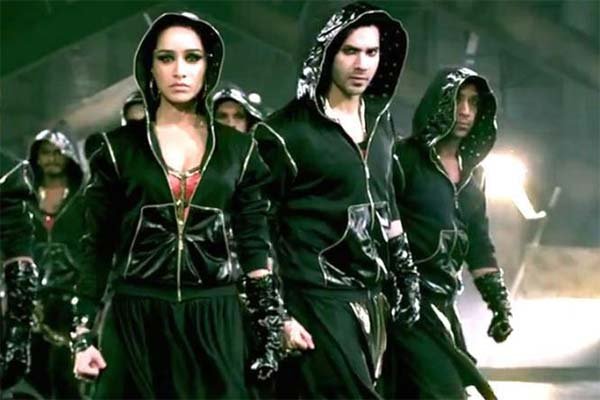 ABCD 2: लेकिन कुछ बातें ऐसी भी इस फिल्म में हैं जो खटकती हैं। एक तो वरुण और श्रद्धा के बीच वाला रोमांटिक पहलू अविकसित रह गया है जिसकी पूरी संभावना थी। हो सकता है कि निर्देशक ने जानबूझकर ऐसा किया हो ताकि डांस वाला पहलू पीछे न छूट जाए। अगर इस रोमांटिक पहलू पर अधिक ध्यान दिया जाता तो फिल्म ज्यादा जज्बाती होती। इसके अलावा फिल्म के गाने अच्छे हैं लेकिन सिनेमा हॉल से निकलने के बाद मन में बस नहीं पाते। तीसरी यह कि फिल्म के संवाद भी वजनदार नहीं हैं। इस पर अधिक काम करने की जरूरत थी।