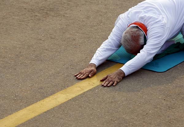 अंतर्राष्ट्रीय योग दिवस, प्रधानमंत्र नरेंद्र मोदी, विश्व योग दिवस, राजपथ पर योग दिवस, नरेंद्र मोदी योगासन, Internatinal Yoga Day, PM Narendra Modi, World Yoga Day, Rajpath Yoga Day, Narendra Modi Yoga, Happy Yoga Day, Yoga Day News, Narendra Modi News