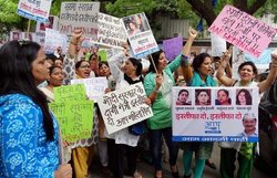 ‘आप’ का भाजपा के खिलाफ प्रदर्शन, लगे नरेंद्र मोदी-ललित मोदी ‘भाई-भाई’ के नारे
