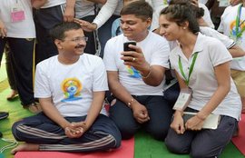 अरविंद केजरीवाल, नजीब जंग, अंतरराष्ट्रीय योग दिवस, अरविंद केजरीवाल नजीब जंग दूर दूर, arvind kejriwal, najeeb jung, kejriwal vs jung, international yoga day, najeeb vs arvind, cm arvind kejriwal, lg najeeb jung, delhi news