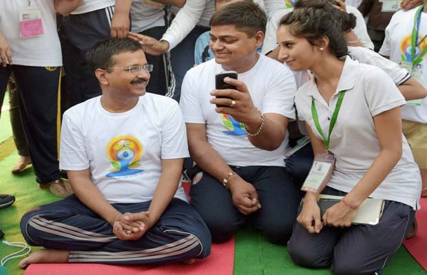 अरविंद केजरीवाल, नजीब जंग, अंतरराष्ट्रीय योग दिवस, अरविंद केजरीवाल नजीब जंग दूर दूर, arvind kejriwal, najeeb jung, kejriwal vs jung, international yoga day, najeeb vs arvind, cm arvind kejriwal, lg najeeb jung, delhi news