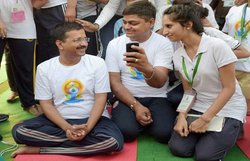 योग दिवस समारोह में दूर-दूर रहे केजरीवाल, जंग