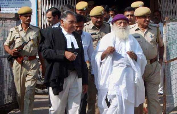 आसाराम सितंबर, 2013 में गिरफ्तारी के बाद से जेल में बंद हैं। उन पर अपने आश्रम में एक नाबालिग लड़की के साथ यौन उत्पीड़न का आरोप है। (फाइल फ़ोटो)