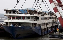 चीन जहाज त्रासदी: मृतकों की संख्या बढ़कर 400 के करीब पहुंची