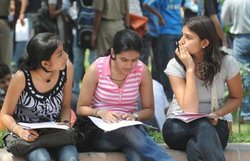 दिविवि एडमिशन: ‘बेस्ट फोर’ की उलझन में सहायता केंद्रों पर भारी भीड़