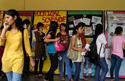 डीयू में दाखिला: एक सीट पर पांच से ज्यादा छात्र दावेदार