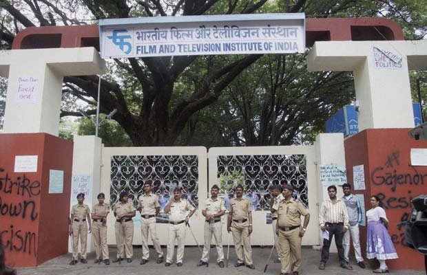 एफटीआईआई विवाद: छात्र गजेंद्र चौहान को हटाने की मांग पर अड़े, हड़ताल जारी