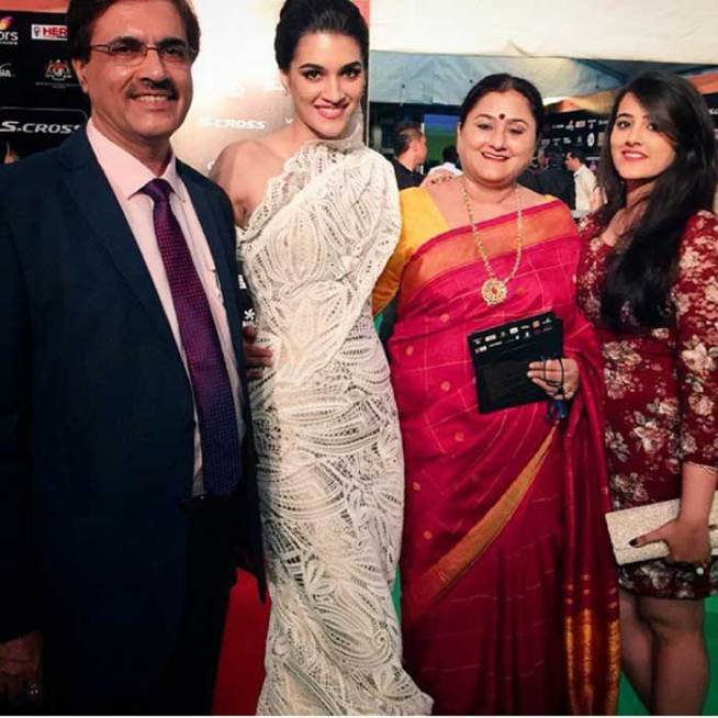 ‘हीरोपंती’ के स्टार टाइगर श्रॉफ और कीर्ति सेनन को सर्वश्रेष्ठ नवोदित अभिनेता और अभिनेत्री का पुरस्कार मिला।