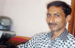 पत्रकार हत्या मामला: पांच पुलिसवाले तो निलंबित, आरोपी नेता पर कार्रवाई कब?