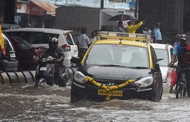 मुंबई में बारिश, मुंबई में भारी बारिश, मुंबई लोकल ट्रेन ठप्प, मुंबई में बाढ़, Mumbai Rain, Heavy Rain In Mumbai, Mumbai News, Local Train Mumbai, Monsoon in Mumbai,Mumbai Hindi News