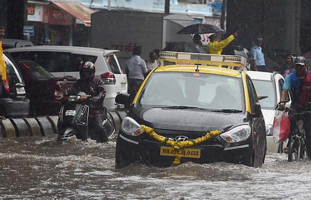 मुंबई में बारिश, मुंबई में भारी बारिश, मुंबई लोकल ट्रेन ठप्प, मुंबई में बाढ़, Mumbai Rain, Heavy Rain In Mumbai, Mumbai News, Local Train Mumbai, Monsoon in Mumbai,Mumbai Hindi News