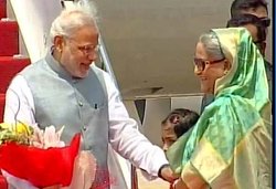 प्रधानमंत्री मोदी बांग्लादेश पहुंचे, 1971 के शहीदों को दी श्रद्धांजलि