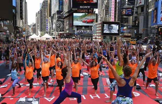 अंतरराष्ट्रय योग दिवस: न्यूयॉर्क का ऐतिहासिक Times Square बना योग स्कवायर