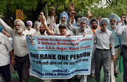 वन रैंक वन पेंशन की मांग को लेकर प्रदर्शन, अनशन पर जाने की धमकी