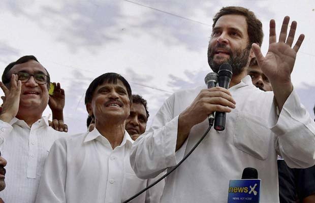 राहुल ने मोदी और केजरीवाल के वादों की उड़ाई खिल्ली