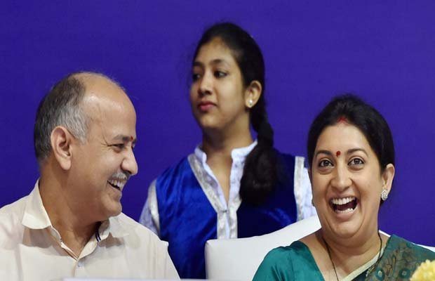 सरकारी स्कूलों में अनिवार्य होगा योग: स्मृति ईरानी