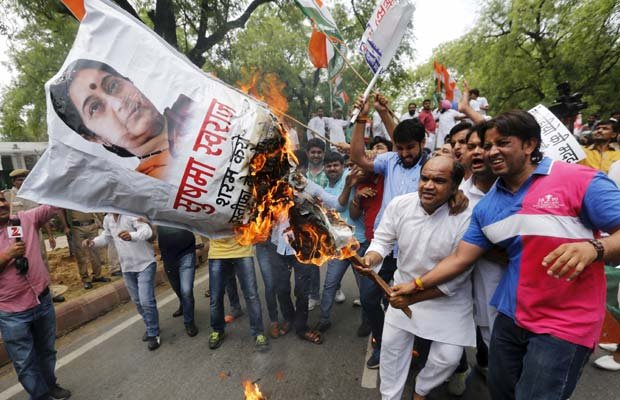 ‘सूट बूट की सरकार’ ललित मोदी को बचाने की कोशिश कर रही है: कांग्रेस