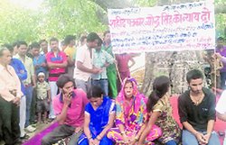 नाइंसाफी से निराश: धरने पर बैठा जागेंद्र का परिवार