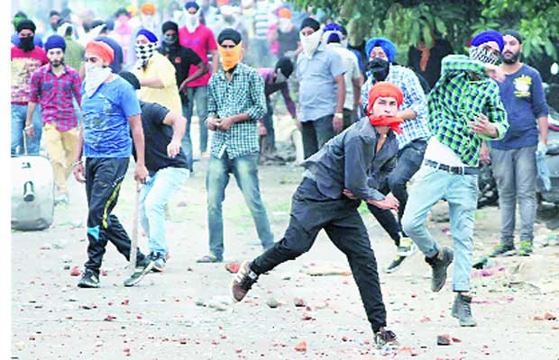 जम्मू: प्रदर्शनकारियों व पुलिस में हिंसक झड़प, एक की मौत
