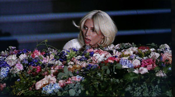लडी गागा, सिंगर लेडी गागा, हॉलीवुड, मनोरंजन, Lady Gaga, American singer and musician, wedding dress, Simple and beautiful, Hollywood news