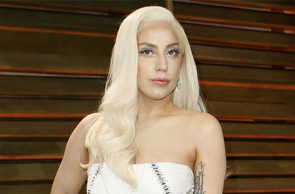 लडी गागा, सिंगर लेडी गागा, हॉलीवुड, मनोरंजन, Lady Gaga, American singer and musician, wedding dress, Simple and beautiful, Hollywood news