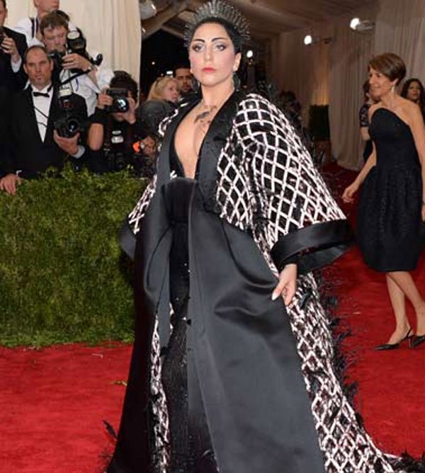 लडी गागा, सिंगर लेडी गागा, हॉलीवुड, मनोरंजन, Lady Gaga, American singer and musician, wedding dress, Simple and beautiful, Hollywood news