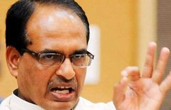 इनवेस्टर्स को लुभाने पत्नी संग सिंगापुर गए शिवराज, महंगे तोहफे देने में खर्च हो गए डेढ़ करोड़ रुपए