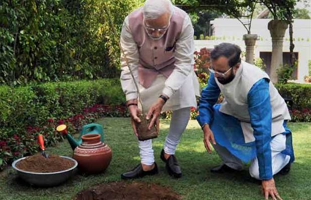 World Environment Day: नरेंद्र मोदी ने अपने घर 7 रेसकोर्स पर लगाया पौधा