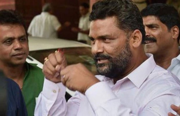 पप्पू यादव ने एअर होस्टेस से की बदसलूकी, चप्पल से मारने की दी धमकी