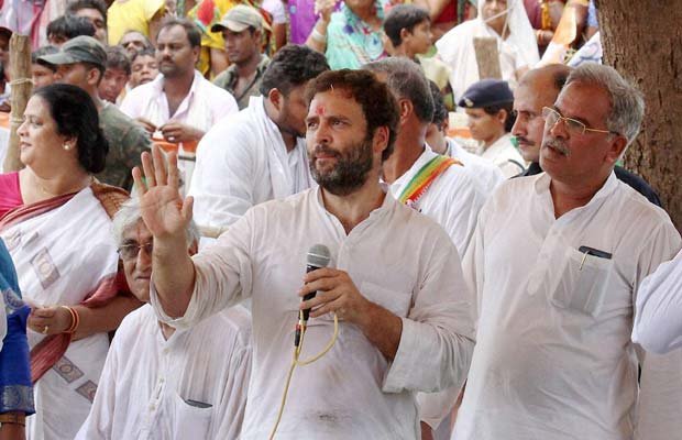 नरेंद्र मोदी पर बरसे राहुल गांधी, बताया सूट-बूट और लूट की सरकार